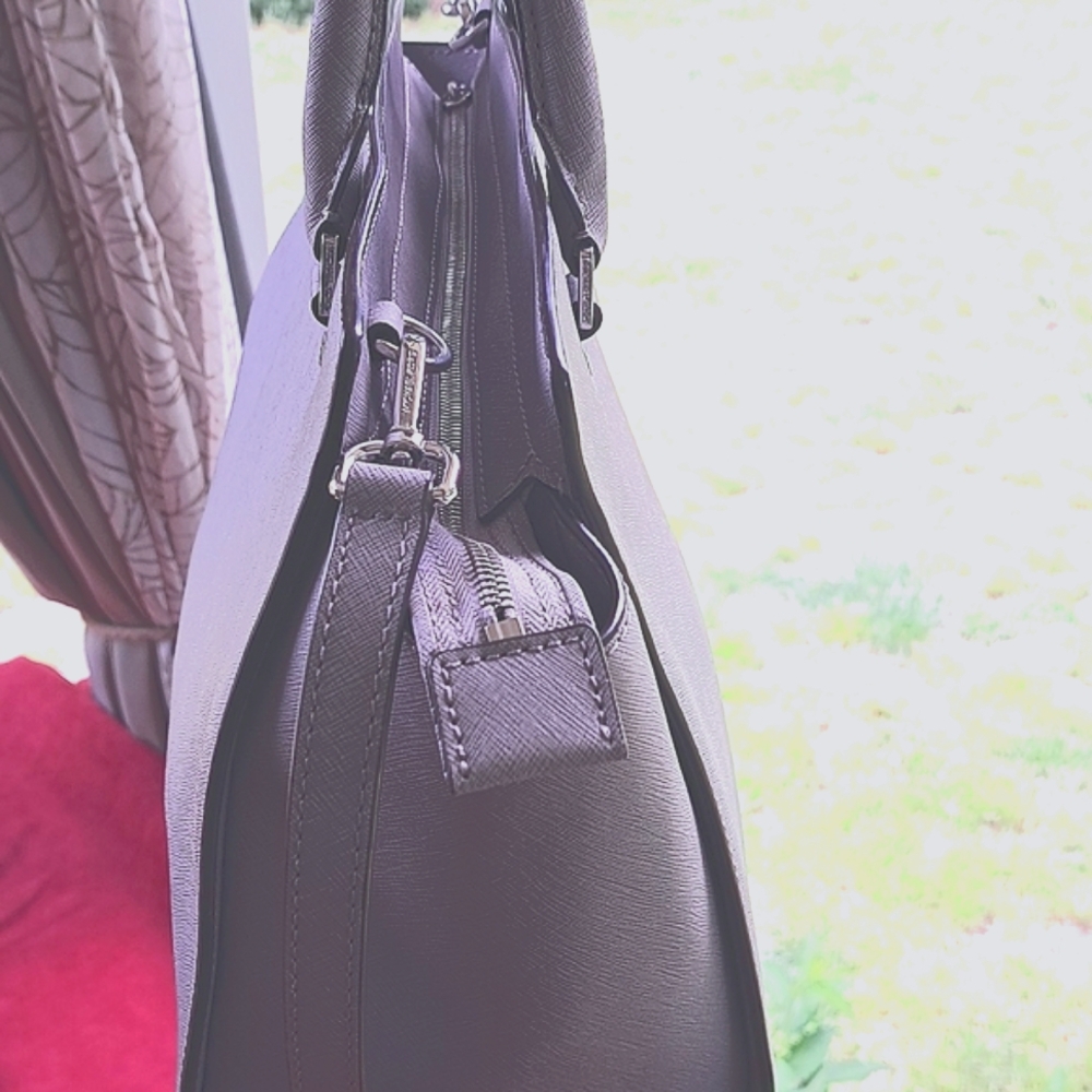 Michael Kors Medium Size Light Gray Bag/ Crossbody ❤️ EC - Picture 4 of 13